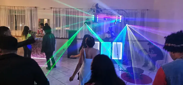 DJ, convidados e iluminação em uma produção personalizada da CSOM