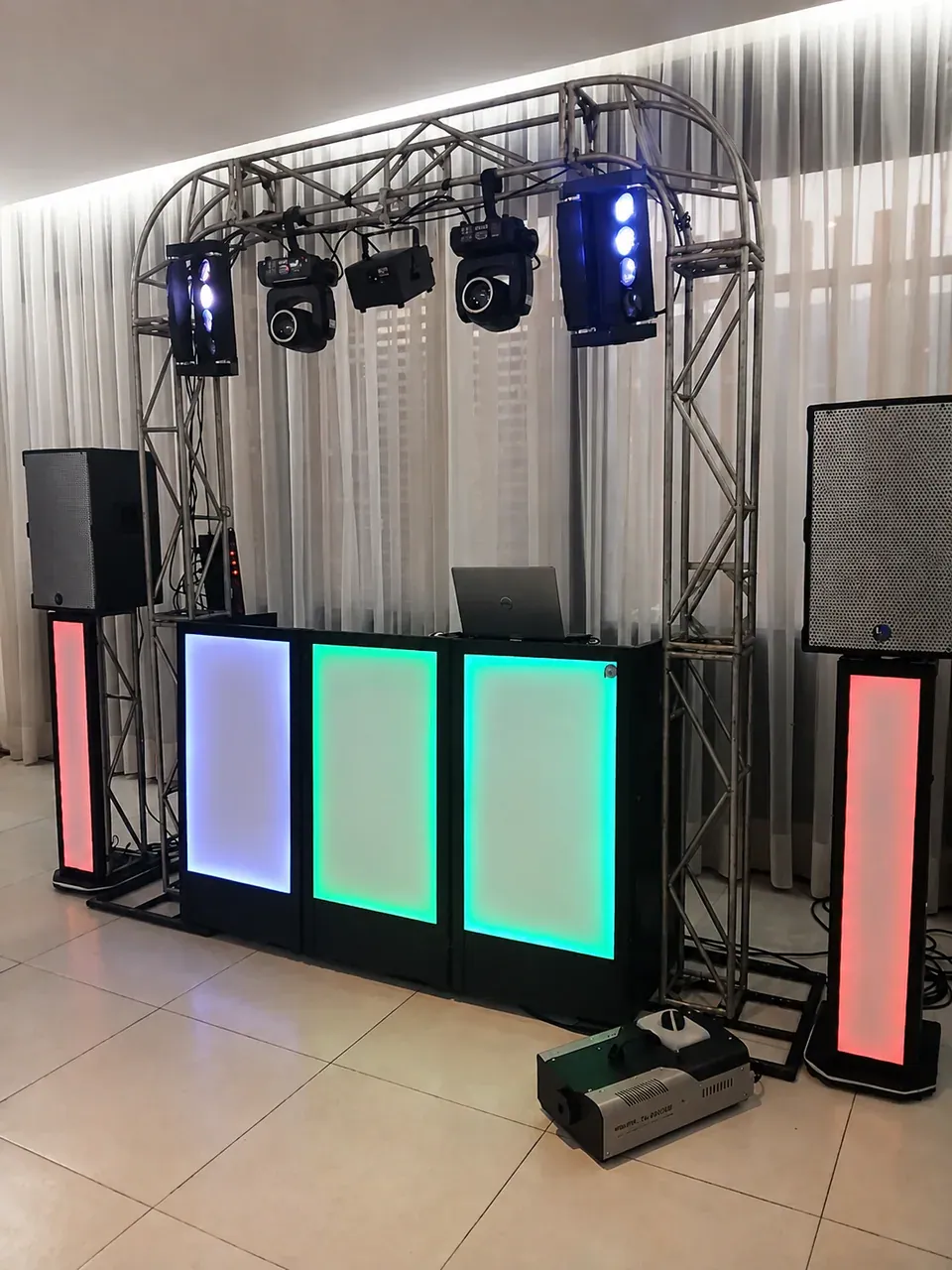 Estrutura profissional de DJ, som e iluminação
