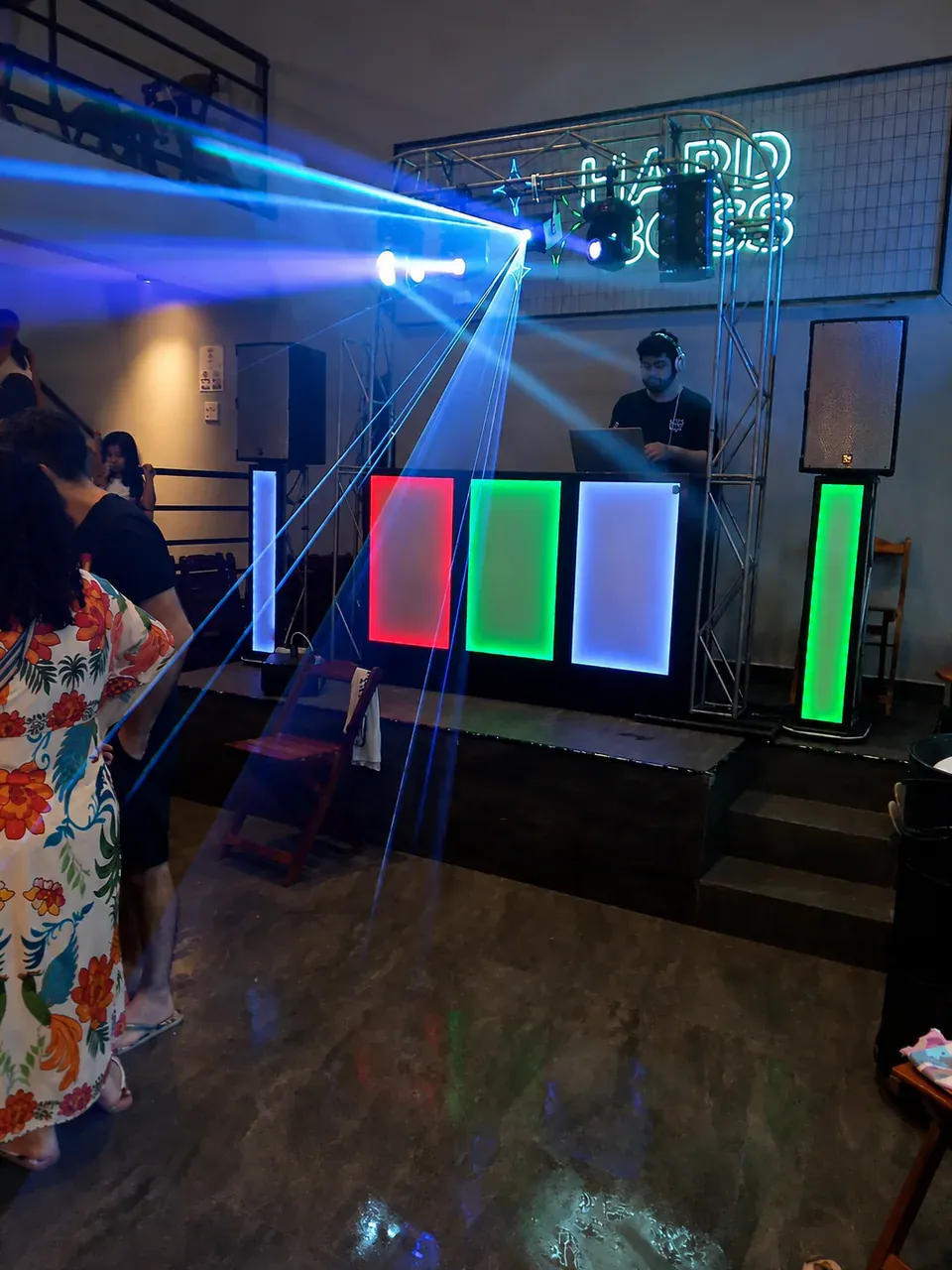 Estrutura profissional de DJ, som e iluminação montada para um evento
