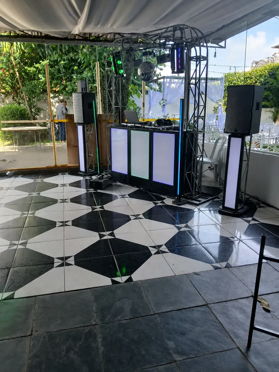 Som e luz em salão com pista geométrica. Estrutura completa posicionada para preservar a circulação e valorizar o espaço reservado à dança.