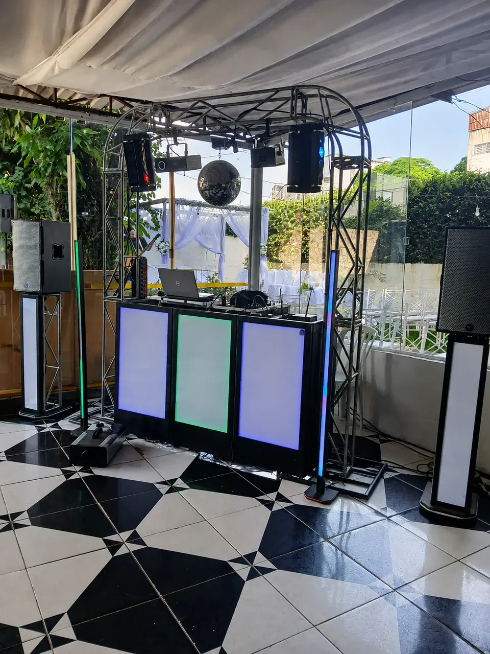 Cabine CSOM pronta para receber convidados. Cabine e caixas de som montadas para o evento, com iluminação lateral.