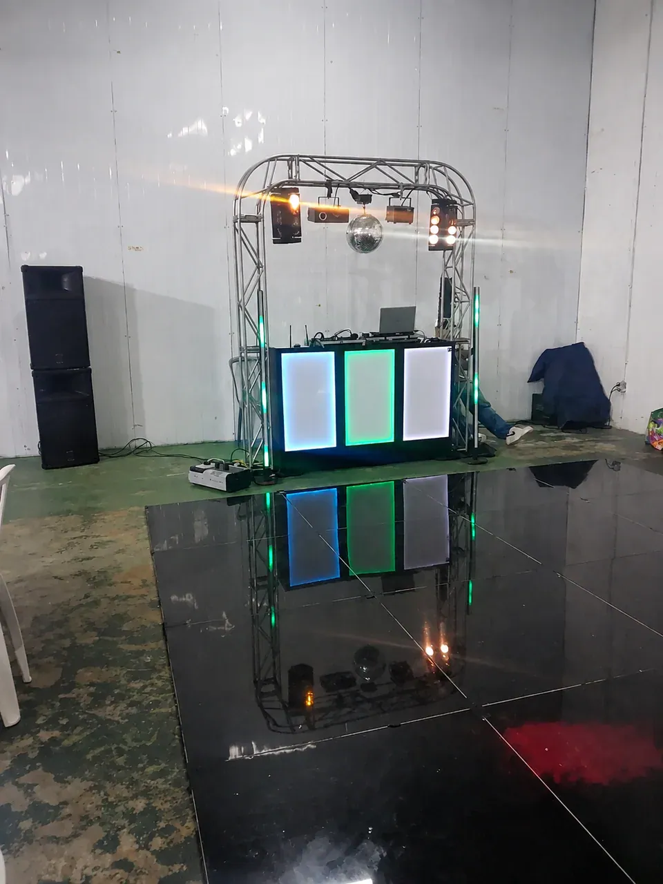 Pista infinita e cabine iluminada. Combinação de piso refletivo, painéis da cabine e luzes técnicas para uma experiência visual integrada.