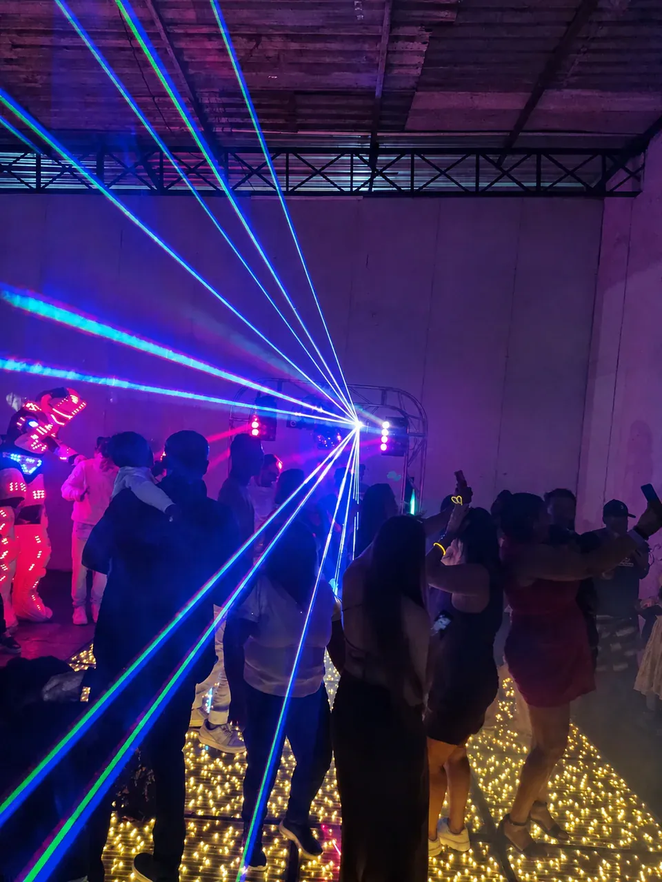 Convidados dançando com iluminação de pista