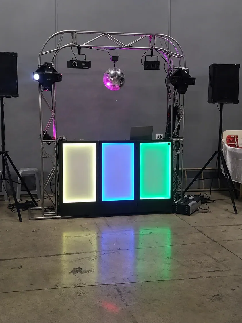 Configuração compacta com globo espelhado. Montagem eficiente com cabine, iluminação suspensa e caixas laterais para uma festa em espaço compacto.