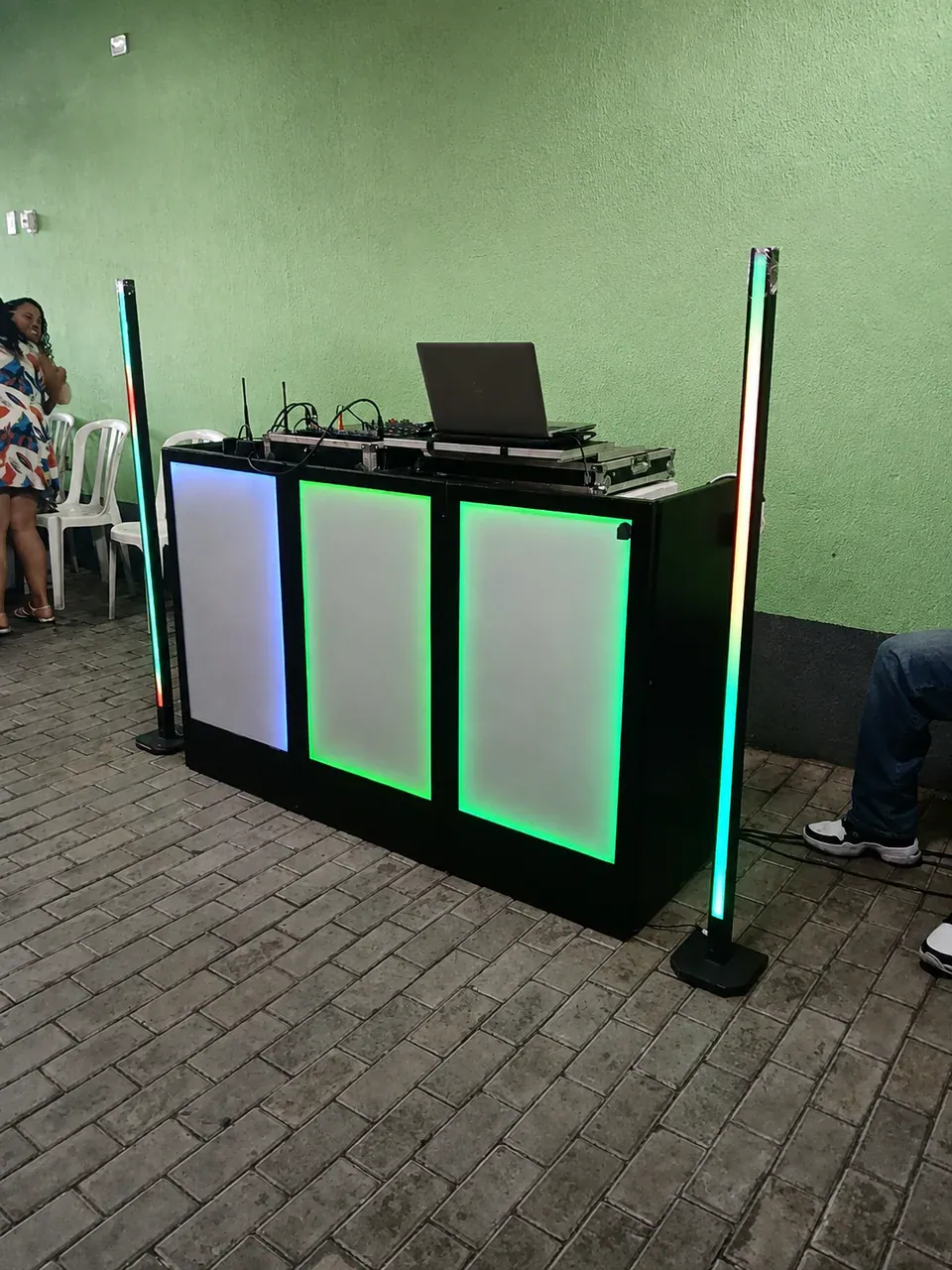 Cabine independente com barras de LED. Configuração versátil sem treliça, ideal para locais que pedem uma montagem mais leve e compacta.