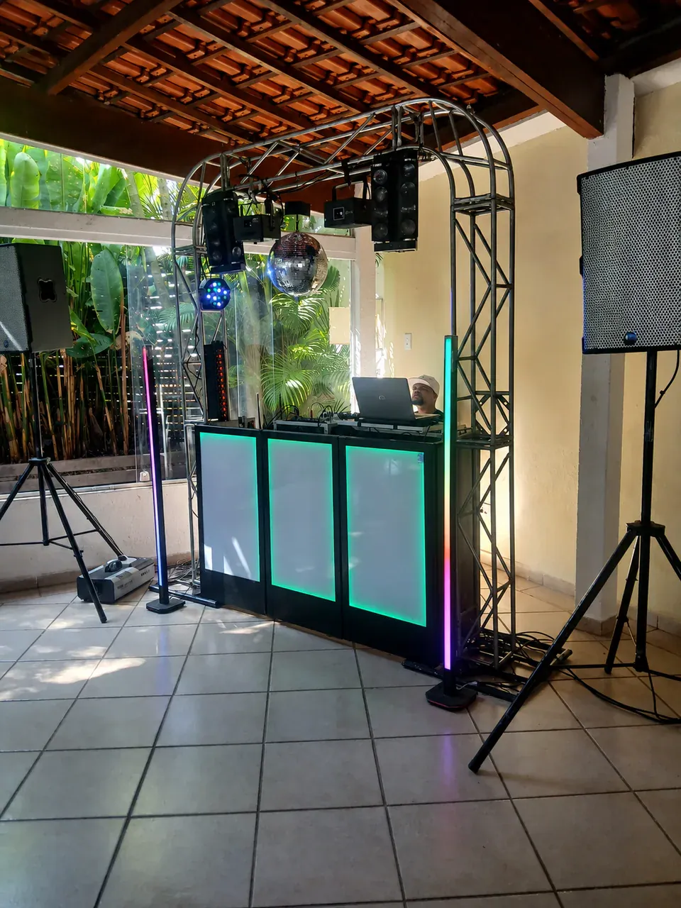 Estrutura completa de DJ, som e iluminação montada pela CSOM em São Paulo