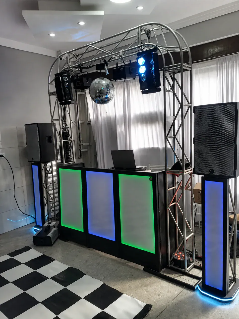 Estrutura profissional de som e iluminação preparada para evento corporativo