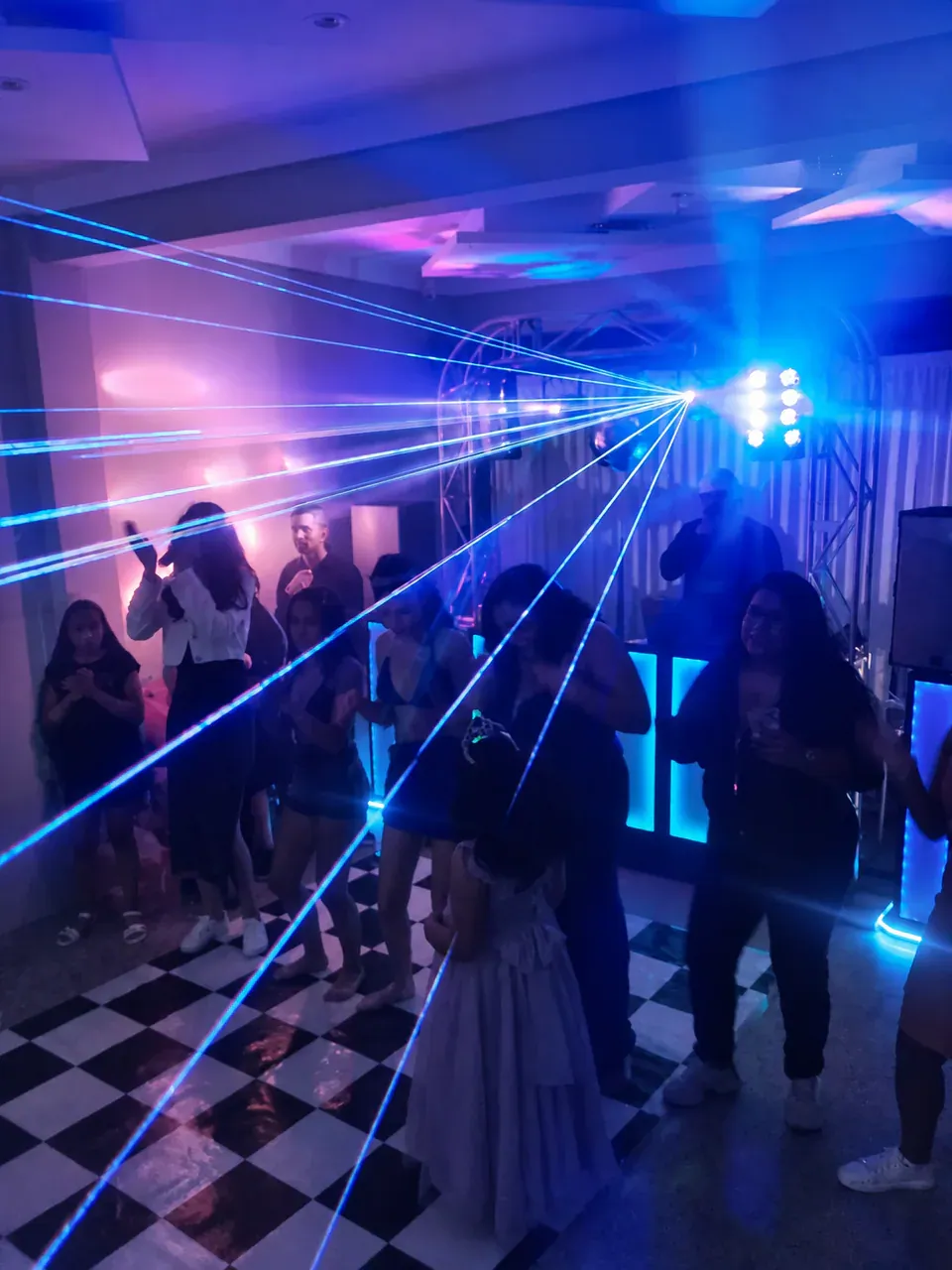 Convidados dançando em aniversário com iluminação