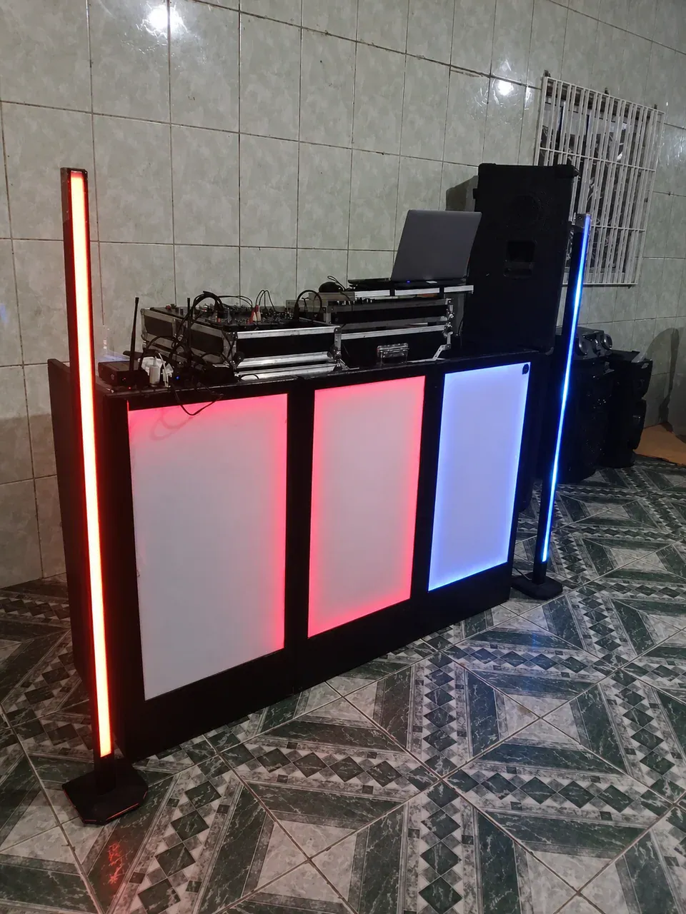 Painéis de cabine em vermelho e azul. Variação de cores da cabine compacta que pode acompanhar a identidade e os momentos do evento.