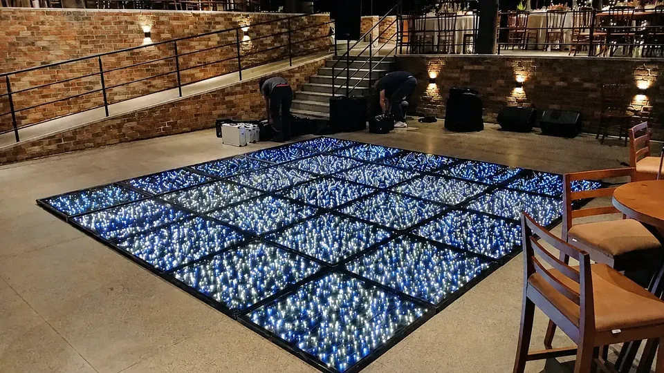 Pista de LED instalada em uma recepção atendida pela CSOM