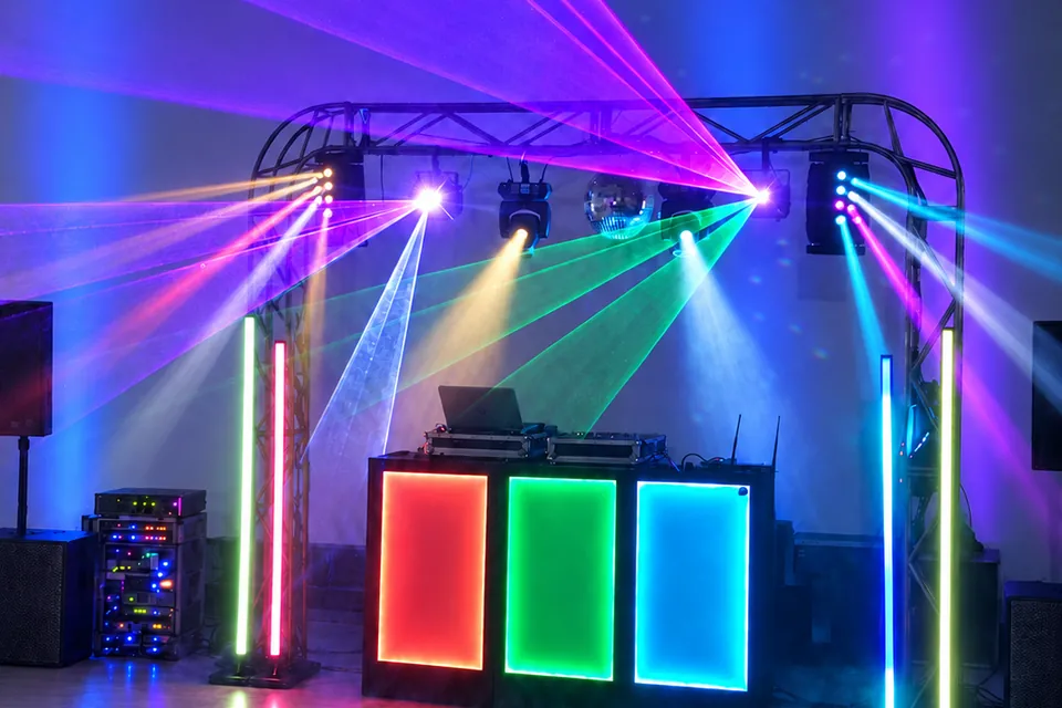 Estrutura do Pacote Ouro em festa de formatura, com cabine iluminada, lasers coloridos, treliça e globo espelhado.