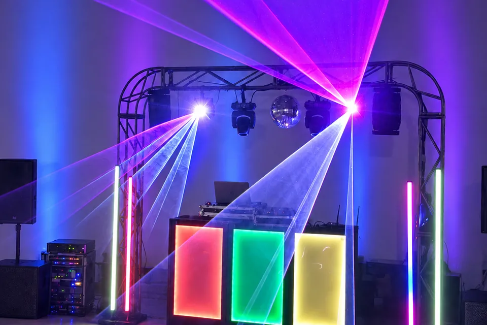 Lasers violetas e brancos com efeito de fumaça diante da cabine do Pacote Ouro.